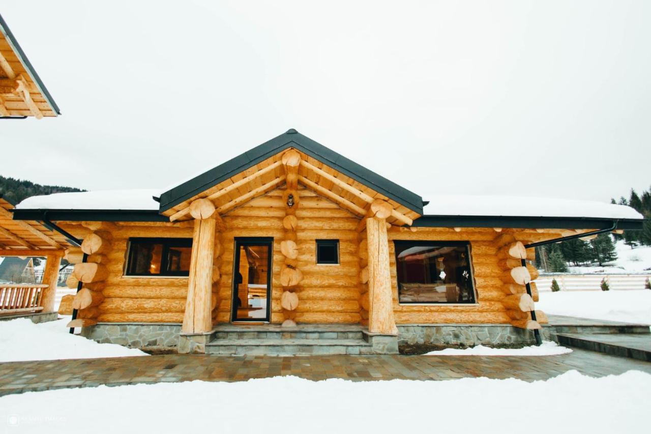 Conacul Iosif din exterior, construcție din bârne rotunde