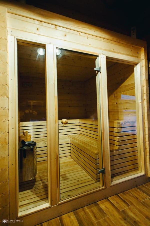 Sauna din lemn din zona de mini-spa